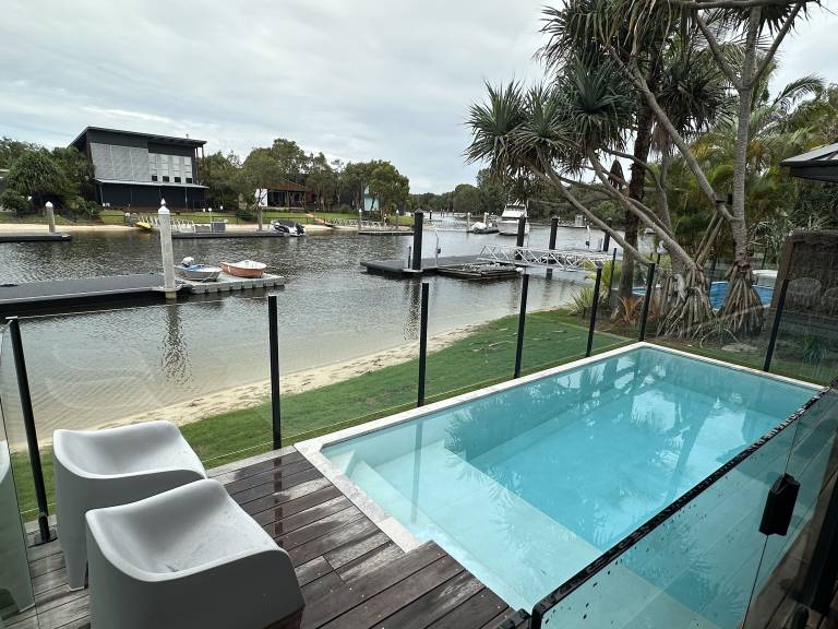 House  Hope Island
