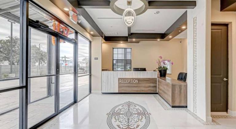 Comfeeni Inn and Suites