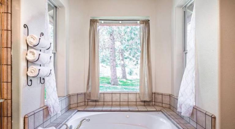 Vacation home with hot tub | Perfect for remote work | Pets allowed — photo 5