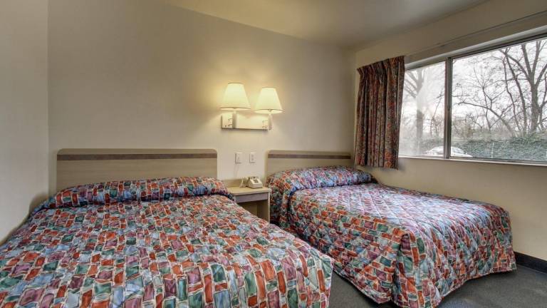 RED CARPET INN LOUISVILLE NORTH -Jeffersonville In — photo 2