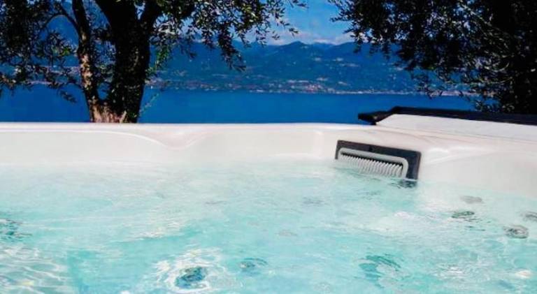House with jacuzzi | Dogs allowed in Torri del Benaco