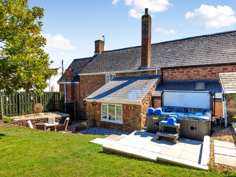 Child-friendly beautiful cottage with patio, yard & BBQ | River view | Pets allowed in Taunton