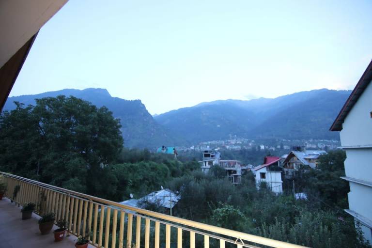 Seven Bedroom Cottage in Himalayas Balcony Cook — photo 5