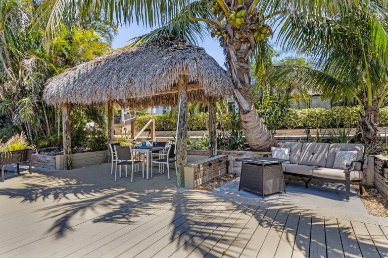 OH! What a Villa - Sunsets, Saltwater Pool, Hot tub, Tiki Hut, Dock - Villa Coastal Cottage- Roelens — photo 5