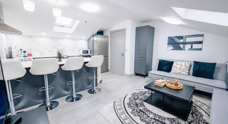 3 Bedrooms Luxury Apartment with Free Street Parking and Fast WiFi — photo 3
