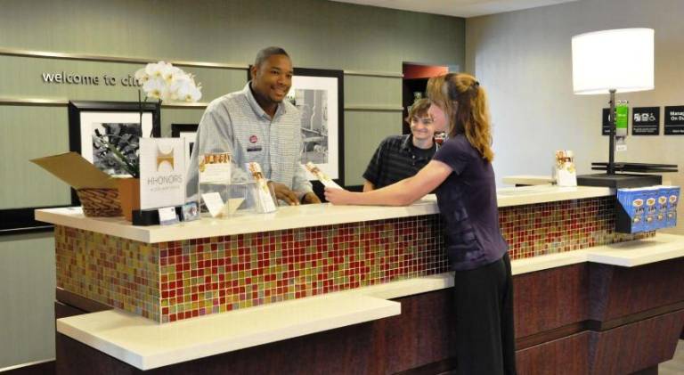 Hampton Inn & Suites Cincinnati/Uptown-University Area — photo 3