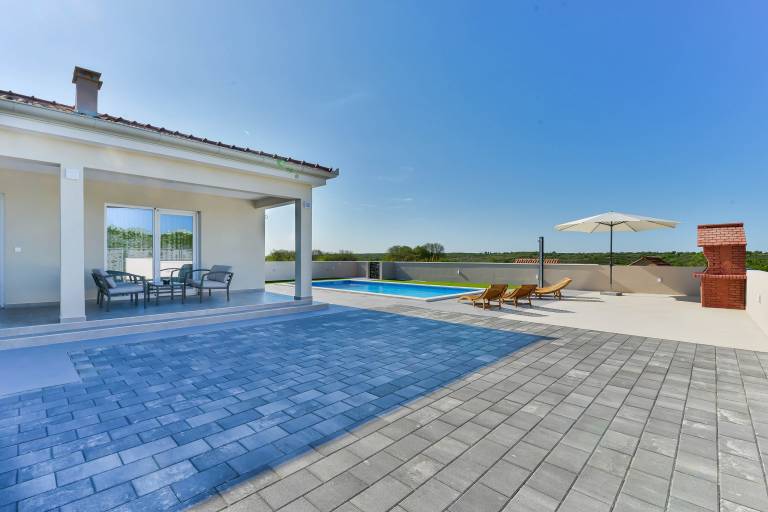 Fully equipped vacation home with private pool, patio & garden | Pets are welcome — photo 3