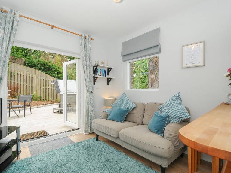 Family-oriented wonderful cottage with jacuzzi, grill & yard | Beach view | Pets allowed — photo 3