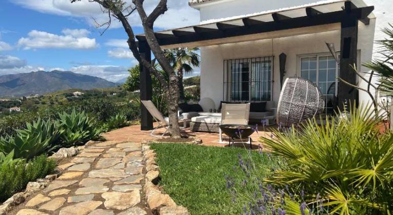 Villa with barbeque, private pool & yard — photo 5