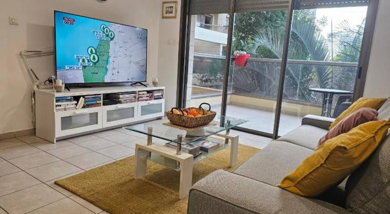 Lovely and Bright Apart, 2 Bed, 2 Bath, sleeps 5, Swimming pool - Jacuzzi & Gym — photo 2