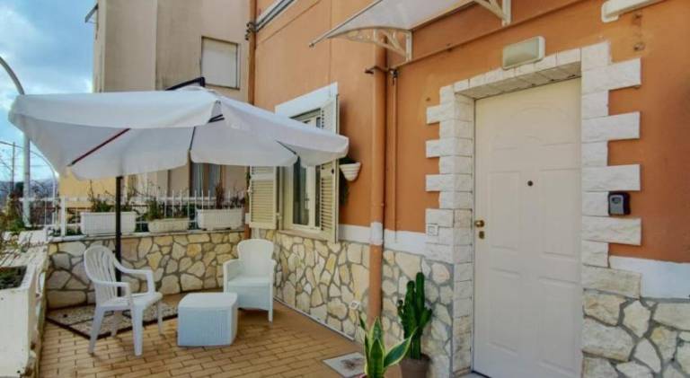 Apartment with garden & terrace — photo 5