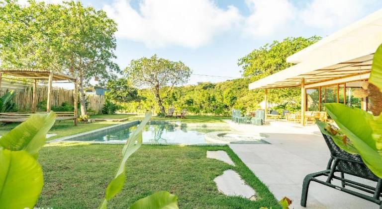 House with pool — photo 3