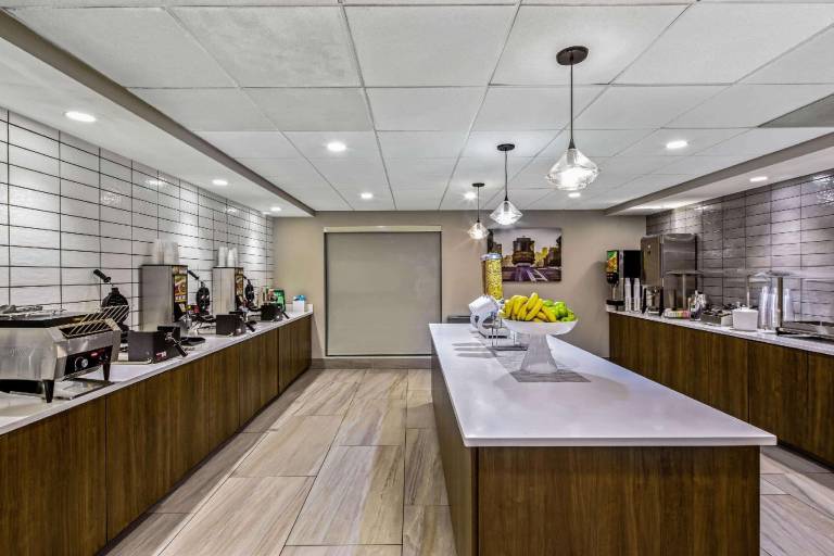 La Quinta Inn & Suites by Wyndham San Francisco Airport N — photo 4