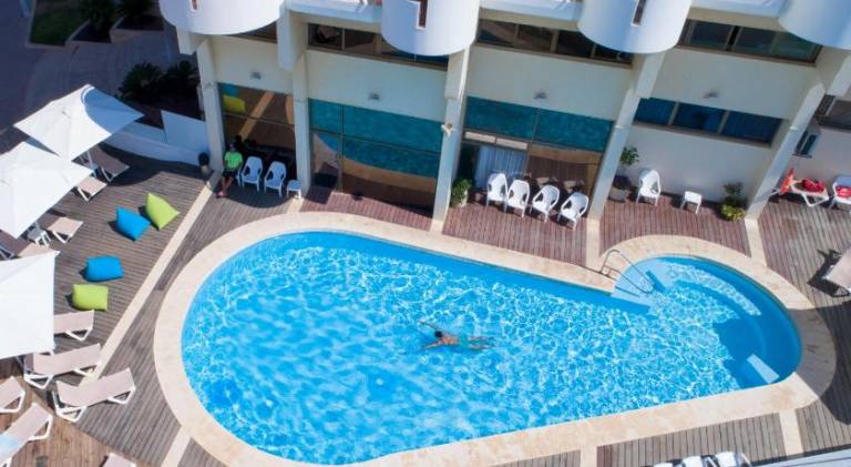 Children-friendly serviced apartment with patio & pool | Beach nearby | Perfect for remote work | Dogs allowed — photo 4