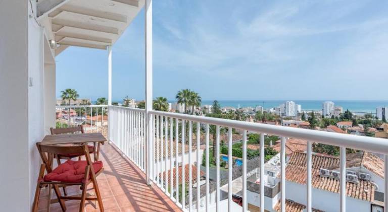 Entire well located 3 Bed Seaview Apartment Pass the Keys in Torremolinos