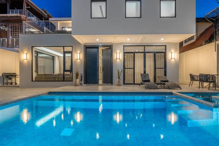 TML - Pattaya City Center Luxury Private Villa with Private Pool and KTV in Pattaya