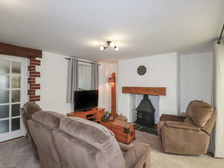 Cottage with yard | Beach view — photo 4