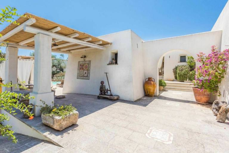 Villa with yard & grill — photo 2