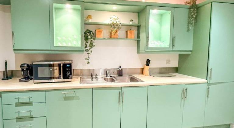 Tutu Suite - Stylish & Quiet City Centre 2 Bed Apartment I Free private Parking & Fast WiFi — photo 2