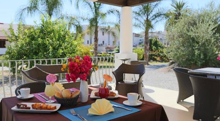 Family-oriented charming serviced apartment with pool, terrace & yard | Pets are welcome — photo 4