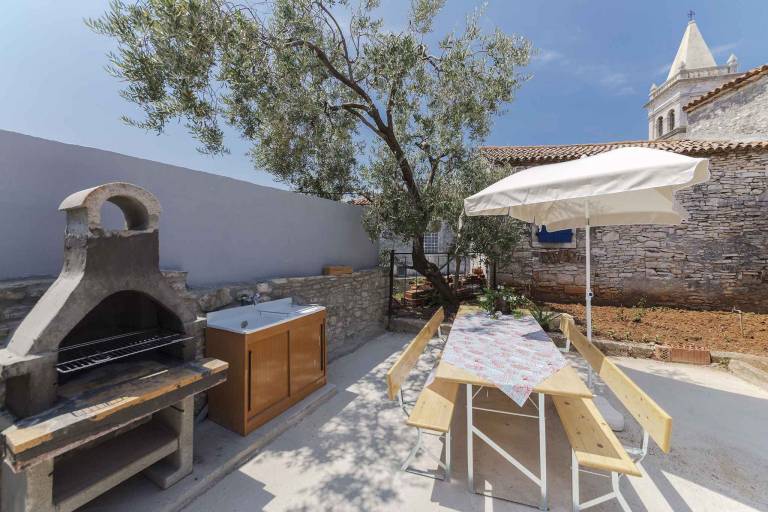 Vacation home with yard, BBQ & terrace in Medulin