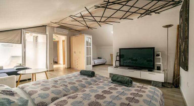 Apartment with patio & yard | Pets are welcome — photo 2