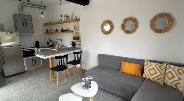 House with terrace & yard — photo 4