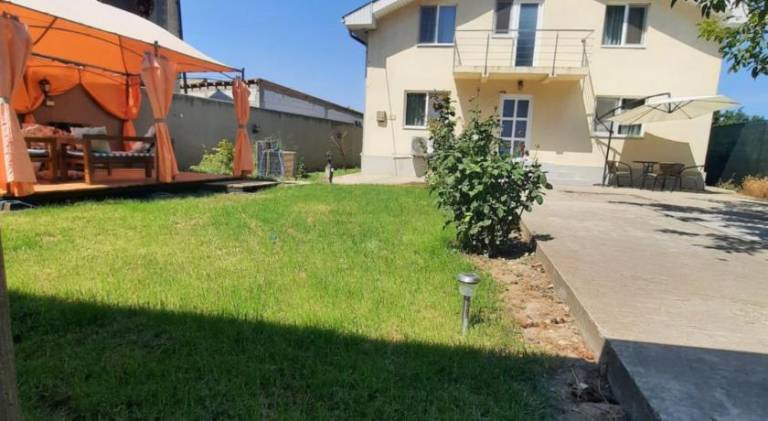 Rental apartment with terrace, garden & barbecue in Constanta