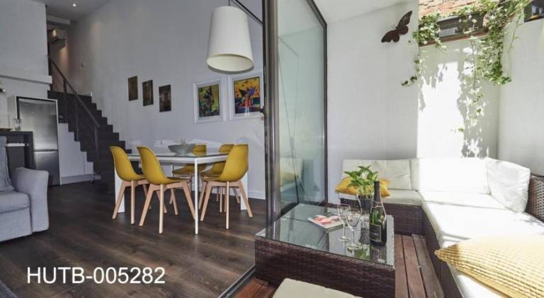 Holiday apartment with terrace | Near Magic Fountain of Montjuïc in San Ramon, CA