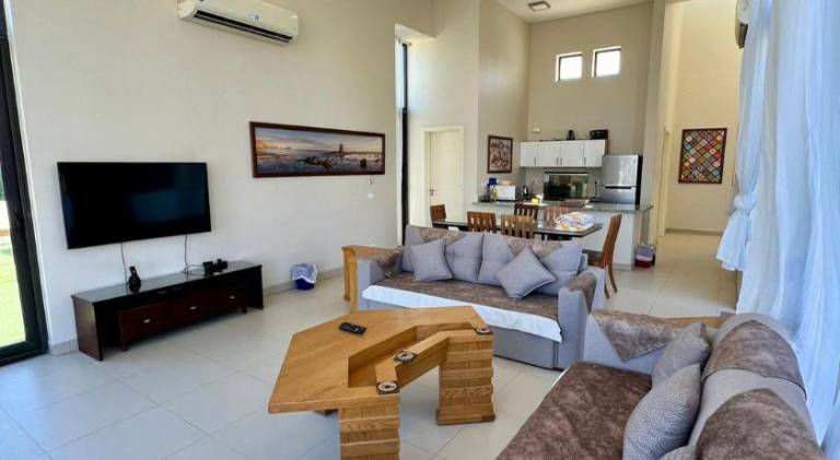 Villa with pool — photo 4