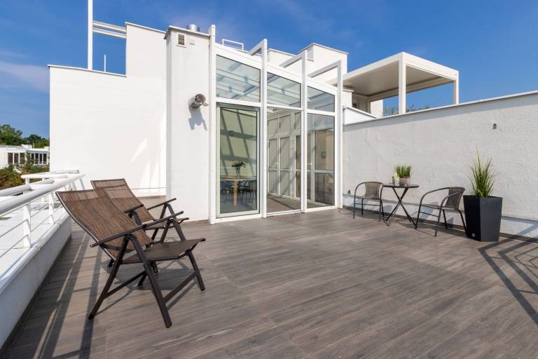 Rental apartment with patio & yard — photo 3