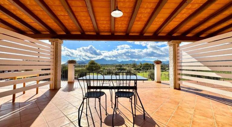 Rental apartment with barbecue, yard & patio in Bari Sardo