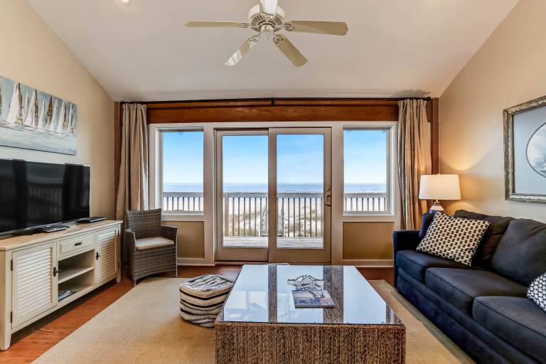 Bring your dog on vacation to this oceanfront house. Amazing views and lots of parking. — photo 3
