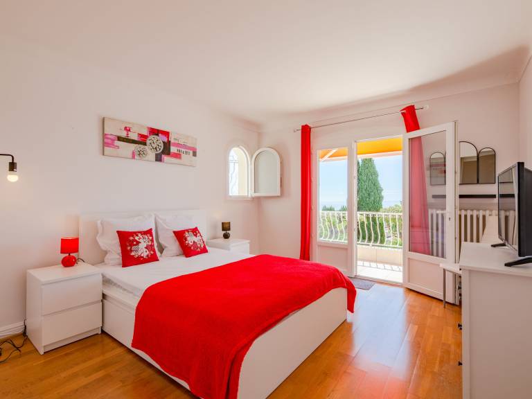 Fully equipped apartment with pool, terrace & yard | Sea view | Pet-friendly — photo 4