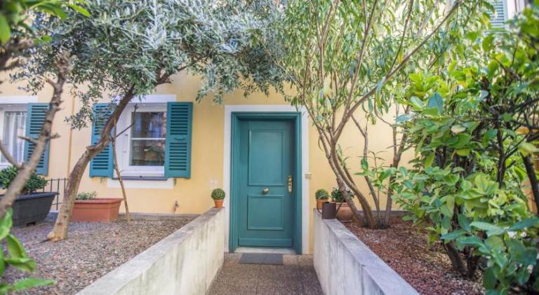 Beautiful rental apartment with terrace & yard | Near Castle Hill | Pet-friendly — photo 4