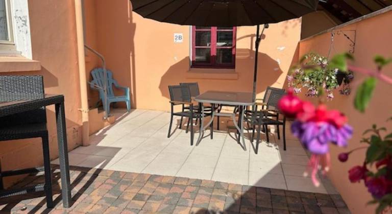 Rental apartment with yard & patio — photo 2