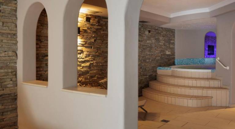 Apartment with barbeque, terrace & heated pool — photo 5