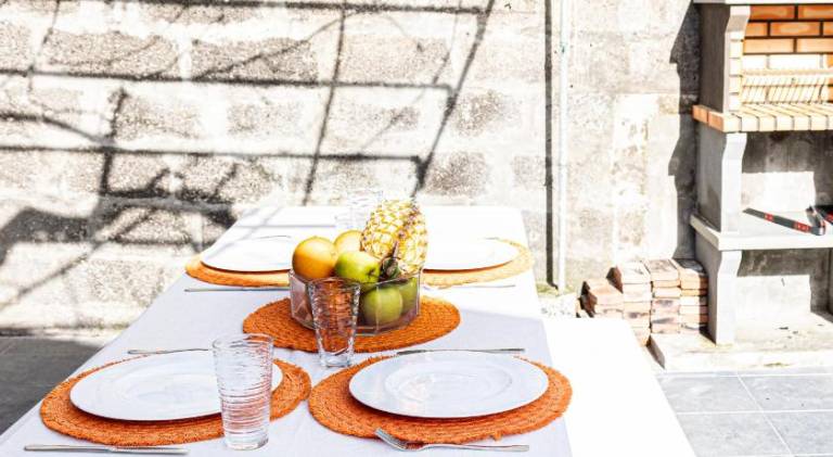 Vacation home with barbeque, yard & patio — photo 4