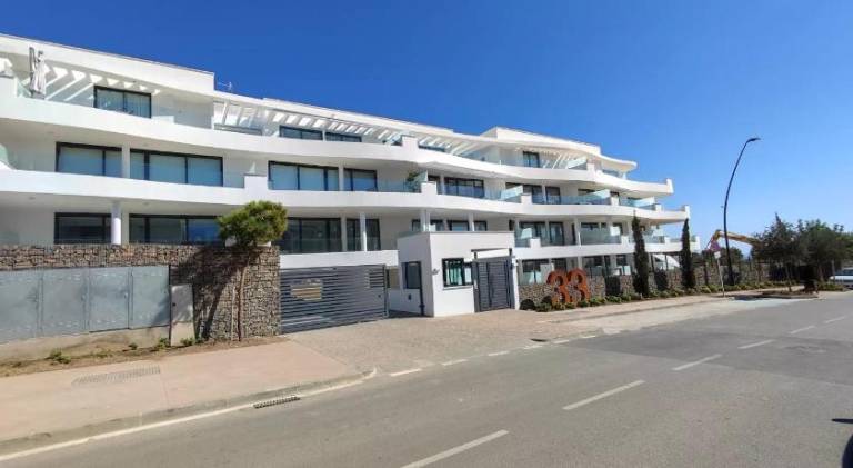 Fully equipped holiday apartment with patio, garden & pool | Good for workation | Pet-friendly in Benalmádena