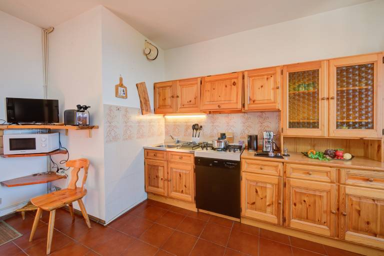 Family-friendly charming rental apartment with patio & yard | Lake view | Dogs allowed — photo 3
