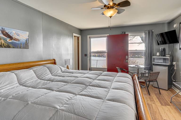 Explore the Bagnell Strip! Studio w/ Pool Access in Lake Ozark, MO