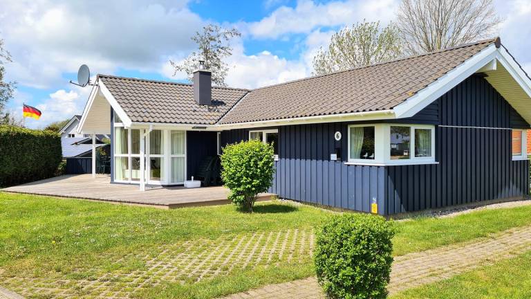 Komfortables, ebenerdiges Ferienhaus direkt an der Ostsee. Ca.200m zum Strand! in Rendsburg