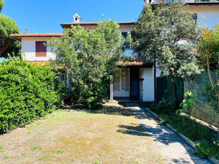 Vacation home with BBQ, yard & terrace — photo 3