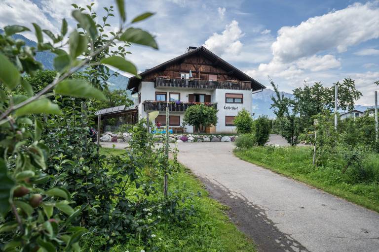 Apartment "Mutspitz Leilichhof" with Mountain View, Wi-Fi, Balcony & Garden in Marlengo