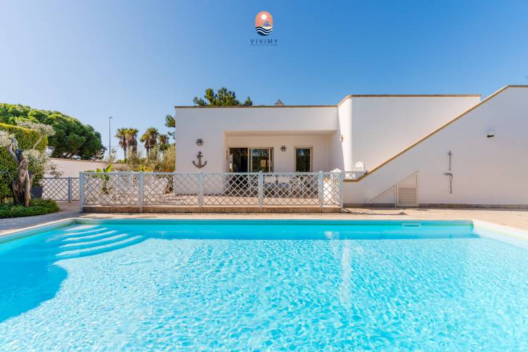 Fully equipped ample vacation home with barbeque, yard & private pool | Pets are welcome in Alliste