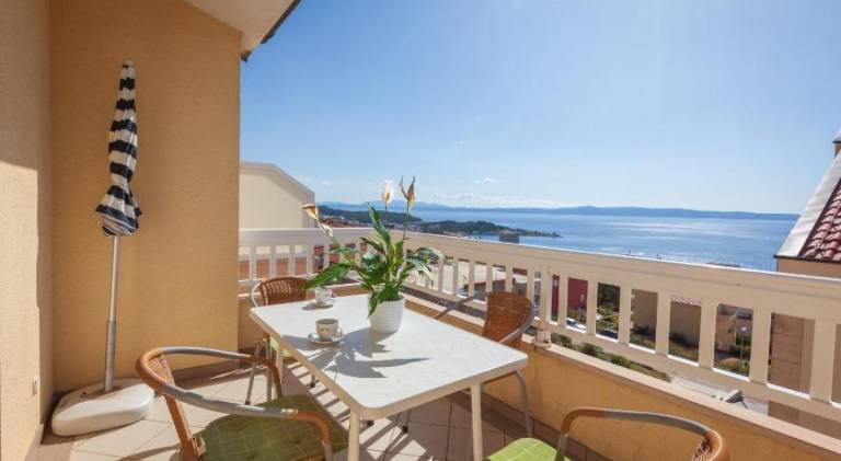 Rental apartment with garden, barbecue & terrace in Tucepi