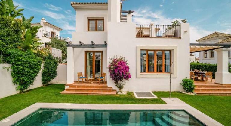 Villa with pool in Estepona
