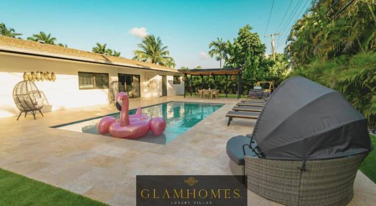 Villa with pool in Aventura, FL