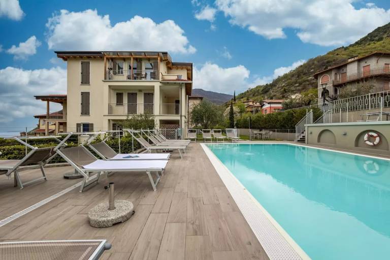 Holiday Apartment 'Residence La Villa Kalliste' with Lake View, Garden, Shared Pool & Wi-Fi in Tignale