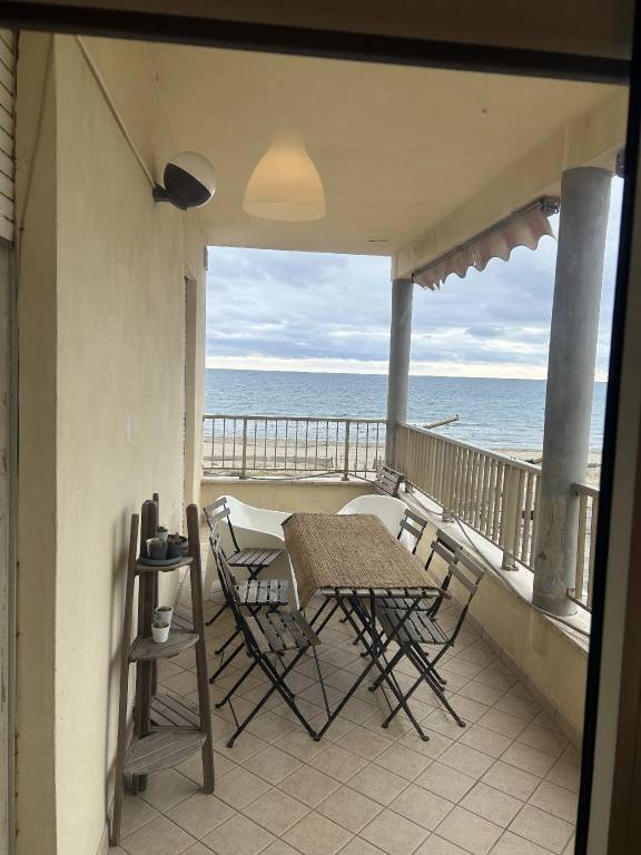 Beachfront, balcony, parking, private access beach — photo 5